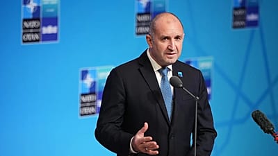El primer ministro búlgaro Rumen Radev habla a su llegada a la cumbre de la OTAN en Ankara, Turquía, el miércoles ocho de julio de 2026.
