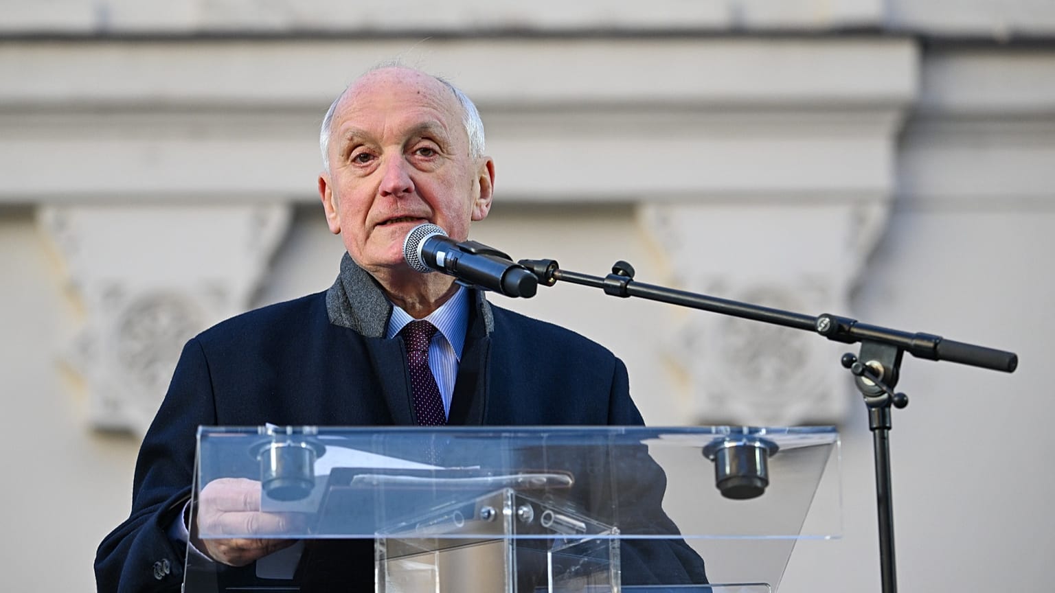 Baka András, a Legfelsőbb Bíróság volt elnöke beszédet mond a Magyar Bírói Egyesület szervezésében, a bírók és az igazságszolgáltatás függetlenségéért rendezett demonstráción