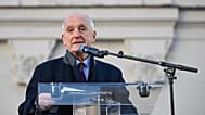 Baka András, a Legfelsőbb Bíróság volt elnöke beszédet mond a Magyar Bírói Egyesület szervezésében, a bírók és az igazságszolgáltatás függetlenségéért rendezett demonstráción