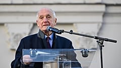 András Baka, ex-président de la Cour suprême, prononce un discours lors d'une manifestation de l'Association des juges hongrois pour l'indépendance de la justice.