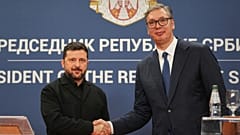 O Presidente ucraniano Volodymyr Zelenskyy aperta a mão ao homólogo sérvio Aleksandar Vučić no Palácio da Sérvia, em Belgrado, Sérvia, sábado, 8 de agosto de 2026.