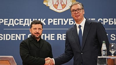El presidente de Ucrania, Volodymyr Zelenskyy estrecha la mano de su homólogo serbio, Aleksandar Vučić, en el Palacio de Serbia, en Belgrado, el sábado 8 de agosto de 2026.