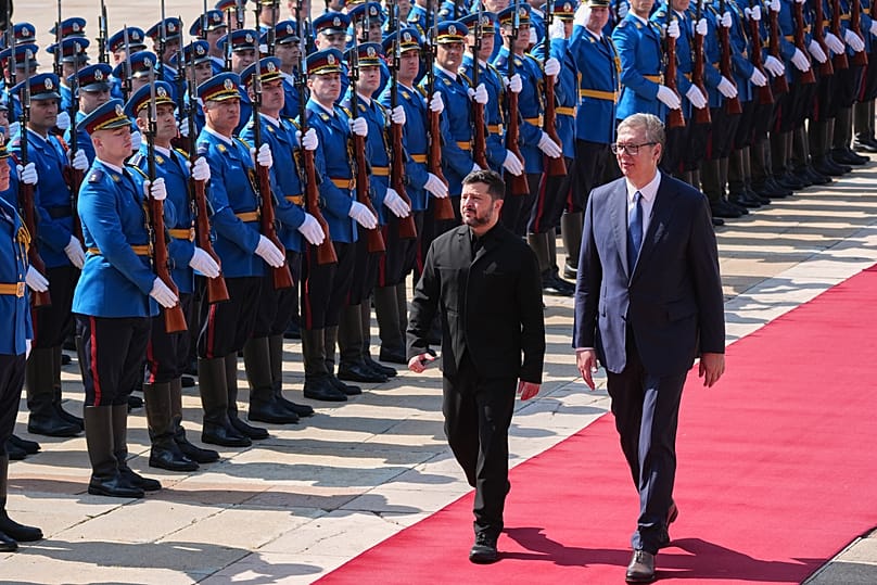 O Presidente da Ucrânia, Volodymyr Zelenskyy, com o homólogo sérvio, Aleksandar Vučić, durante a cerimónia de boas-vindas no Palácio da Sérvia, em Belgrado, Sérvia, sábado, 8 de agosto de 2026.