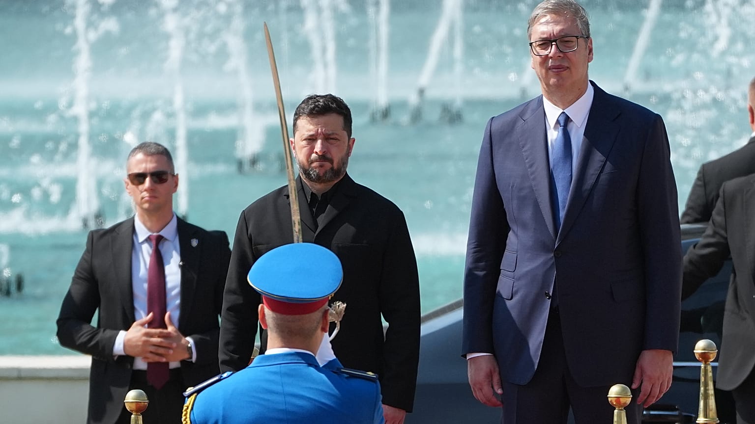 يقف الرئيس الأوكراني فولوديمير زيلينسكي مع نظيره الصربي ألكسندر فوتشيتش خلال حفل ترحيب في قصر صربيا، في بلغراد، صربيا، السبت 8 أغسطس 2026.