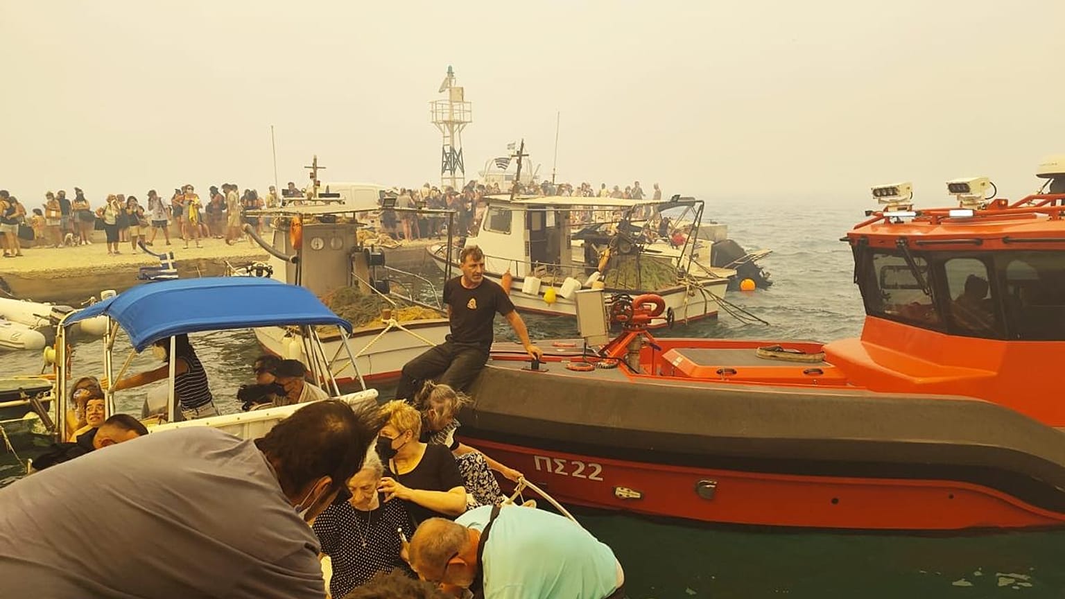 Οι επιχειρήσεις διάσωσης στις φωτιές της ΑττικοΒοιωτίας