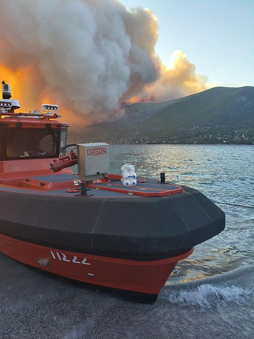Οι επιχειρήσεις ενώ μαίνονται οι πυρκαγιές