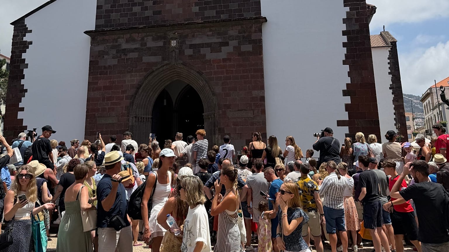 Pessoas aguardam no adro da Sé do Funchal. Imagem partilhada publicamente na rede X
