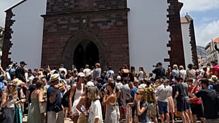 Pessoas aguardam no adro da Sé do Funchal. Imagem partilhada publicamente na rede X