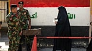ضباط شرطة عراقيون في مركز اقتراع بالنجف، العراق، الثلاثاء 11 نوفمبر/تشرين الثاني 2025.