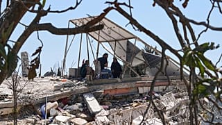  عائلة لبنانية تستظل تحت الألواح الشمسية المتضررة لمنزلهم المدمر في بلدة زوطر الغربية، جنوب لبنان، الأربعاء 5 أغسطس/آب 2026