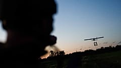 Militar da brigada ucraniana K-2 lança drone de médio alcance contra posições russas na linha da frente, na região de Donetsk, a 22 de junho de 2026