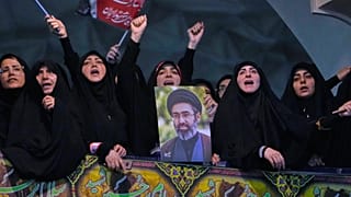 ويردد المشيعون شعارا بينما يحمل أحدهم ملصقا للمرشد الأعلى آية الله مجتبى خامنئي في حفل إحياء ذكرى المرشد الأعلى الراحل آية الله علي خامنئي