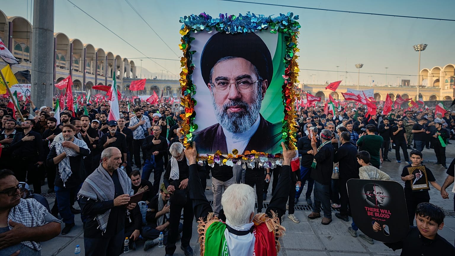 تصویر مجتبی خامنه‌ای در مراسم تشییع علی خامنه‌ای در مصلی تهران