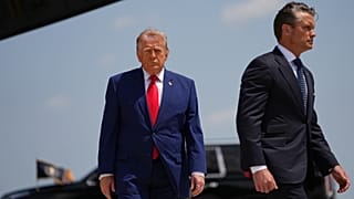 يصل الرئيس دونالد ترامب ووزير الدفاع بيت هيجسيث لحضور عملية النقل الكريمة لأربعة من أفراد الخدمة الأمريكية الذين قتلوا مؤخرًا في الشرق الأوسط، في قاعدة دوفر الجوية 