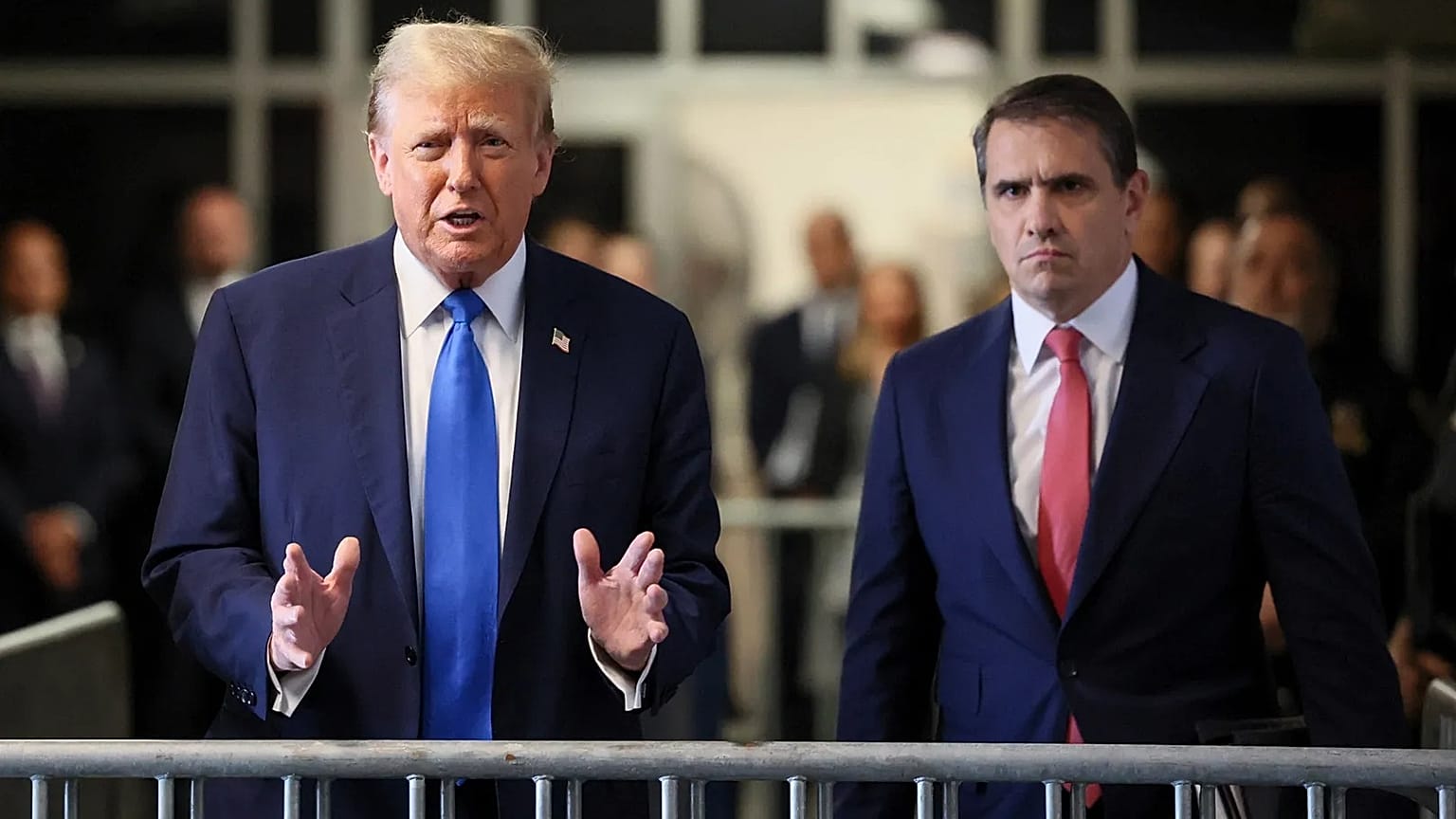 Donald Trump parle à la presse de l'affaire des paiements secrets devant le tribunal de l'État de New York à Manhattan, avec son avocat Todd Blanche