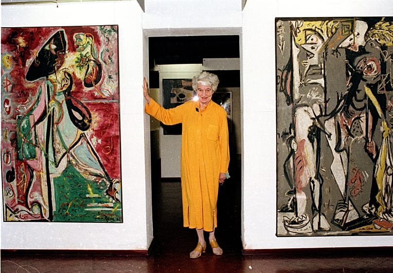 Peggy Guggenheim pózol Pollock korai művei között