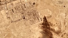 Ataque anterior reivindicado pelos houthis provoca fumo numa instalação de processamento de petróleo da Saudi Aramco em Abqaiq, Arábia Saudita, 27 julho 2026