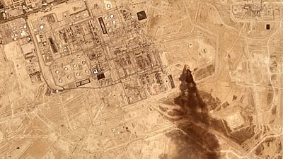 Précédente attaque revendiquée par les Houthis provoquant de la fumée d'une usine de traitement de pétrole de Saudi Aramco à Abqaiq, Arabie saoudite, 27 juillet 2026.