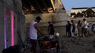 Buli a Duna medrének kiszáradt részén Budapesten, a Margit híd alatt