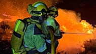 Los Bomberos luchando contra el fuego durante la noche, 8 de agosto de 2026