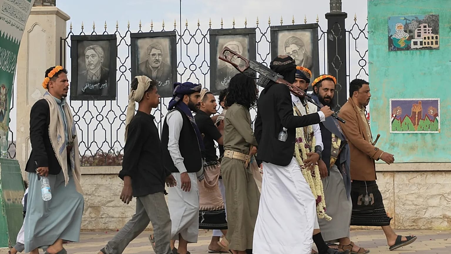 Husi yanlıları, İsrail saldırılarında öldürülen bazı üst düzey İranlı âlimlerin posterlerinin önünden geçerken, Sana, Yemen, 13 Temmuz 2026. 