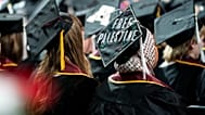 طالبة ترتدي قبعة كُتب عليها "فلسطين حرة" خلال حفل تخرّج كلية الآداب بجامعة مينيسوتا في مينيابوليس، 12 أيار 2024.