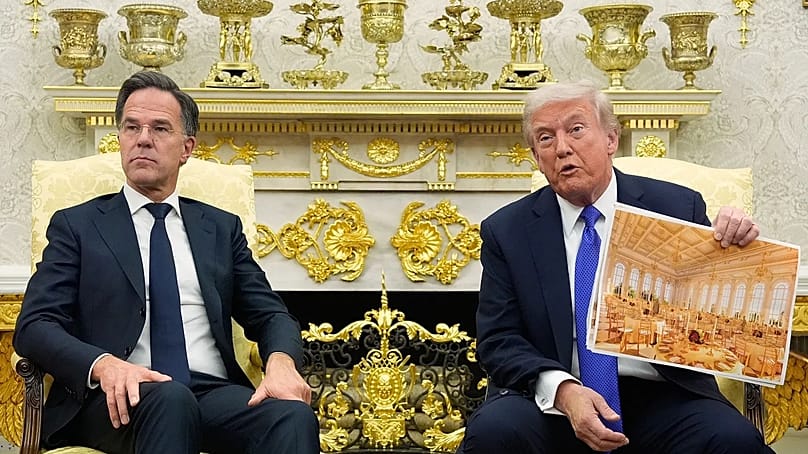 Trump a bálterem tervét mutogatja Rutte NATO főtitkárnak