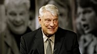 ARQUIVO – Don Nelson, antigo treinador dos Golden State Warriors, sorri durante uma entrevista no centro de treinos da equipa em Oakland, Califórnia, 28 de agosto de 2012