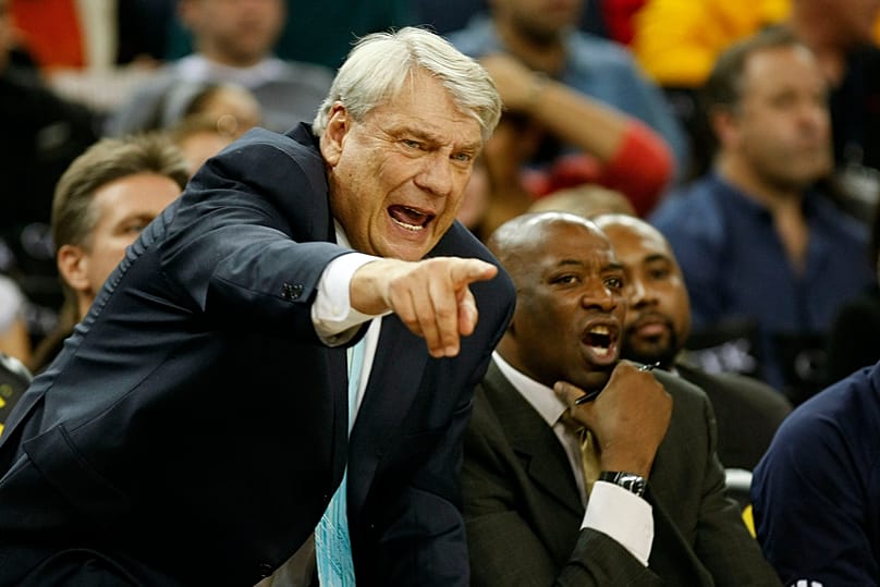 ARCHIVO - El entrenador de los Golden State Warriors Don Nelson dirige la victoria por 111-79 sobre los New Jersey Nets en el Oracle Arena de Oakland, California, el viernes 22 de enero de 2010