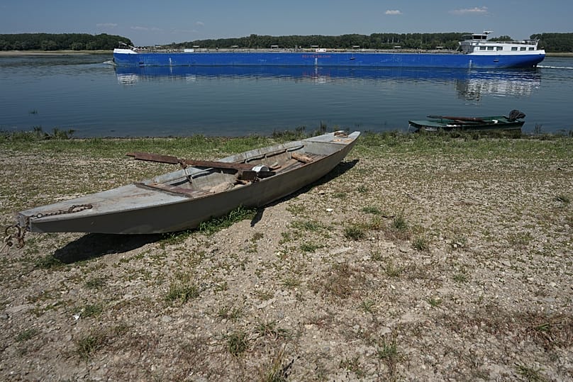 Sırbistan'ın Prahovo kenti yakınlarında, Tuna Nehri üzerindeki büyük bir baraj olan Djerdap II'nin önünde duran tekne, 4 Ağustos 2026