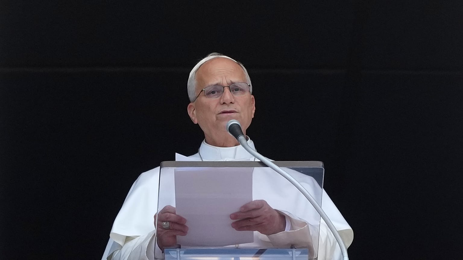 Le pape Léon XIV prononce la prière de l'Angélus de midi sur la place Saint-Pierre, au Vatican, ce dimanche 9 août 2026.
