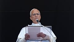 Papa Leão XIV recita a oração do Angelus do meio-dia na Praça de São Pedro, no Vaticano, neste domingo, 9 de agosto de 2026.