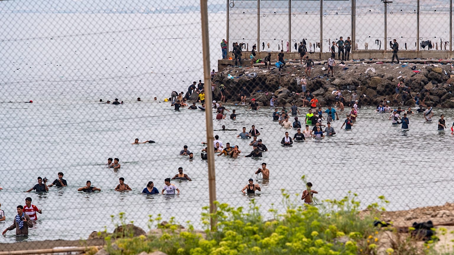 Unos inmigrantes intentan cruzar desde Marruecos al enclave español de Ceuta, el viernes 31 de julio de 2026