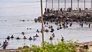 Unos inmigrantes intentan cruzar desde Marruecos al enclave español de Ceuta, el viernes 31 de julio de 2026