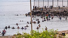 Alguns migrantes tentam passar de Marrocos para o enclave espanhol de Ceuta, na sexta-feira, 31 de julho de 2026