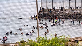 Unos inmigrantes intentan cruzar desde Marruecos al enclave español de Ceuta, el viernes 31 de julio de 2026
