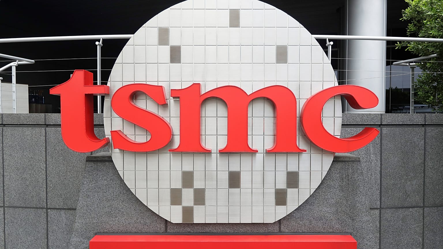 ARŞİV - Tayvan Yarı İletken Üretim Şirketi (TSMC) logosu, 20 Ekim 2021'de Tayvan'ın Hsinchu kentindeki genel merkezinde görülüyor.