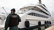 Ezen a 2022 áprilisi archív felvételen egy Guardia Civil-tag egy jachtot őriz Palma kikötőjében.