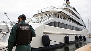 En esta foto de archivo de abril de 2022, un Guardia Civil custodia un yate en el puerto de Palma