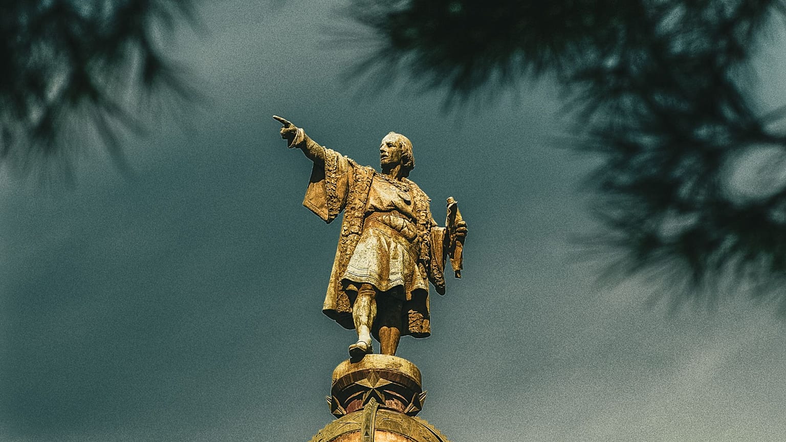 Kolumbus-Denkmal in Barcelona zeigt zum Meer.