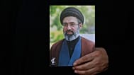 امرأة إيرانية تحمل ملصقاً للمرشد الأعلى آية الله مجتبى خامنئي، في 4 أغسطس 2026