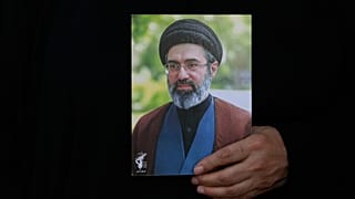 امرأة إيرانية تحمل ملصقاً للمرشد الأعلى آية الله مجتبى خامنئي، في 4 أغسطس 2026