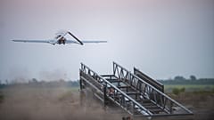 Um drone ucraniano de ataque de longo alcance “Chaklun” descola de um lançador móvel durante uma operação contra instalações militares russas, 6 agosto 2026