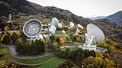 ARQUIVO – Primeira instalação solar da Europa em antigas antenas parabólicas no Leuk Teleport & Data Centre (TDC), em Loeche, Suíça, a 15 de novembro de 2022