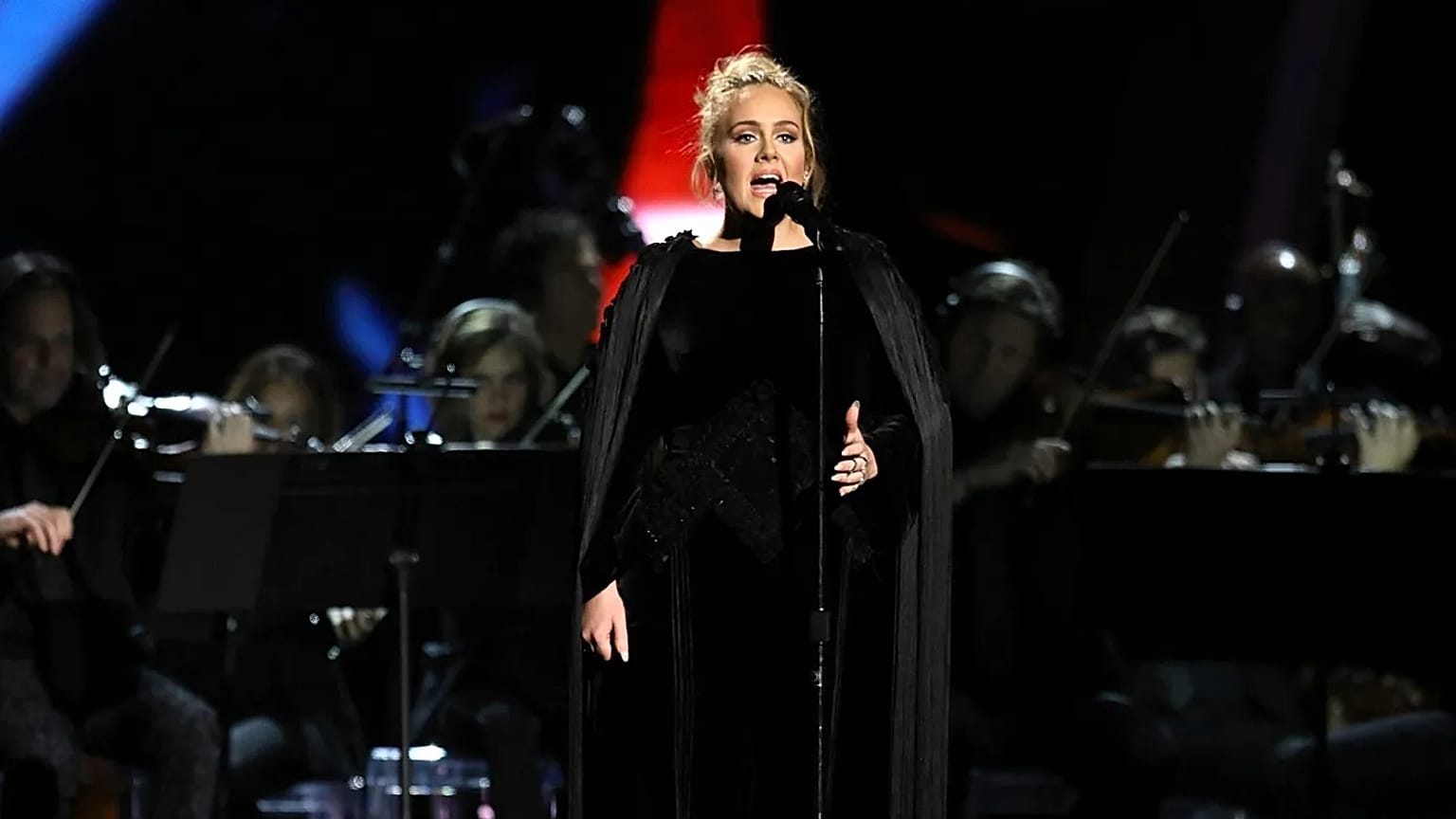 FILE - La cantante Adele, divenuta popolare agli esordi su MySpace, rende omaggio a George Michael alla 59ª edizione dei Grammy Awards, il 12 febbraio a Los Angeles.
