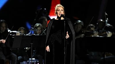 Архивное фото: певица Адель, которая обрела раннюю популярность на MySpace, исполняет трибьют Джорджу Майклу на 59-й церемонии «Грэмми» 12 февраля 2017 года в Лос-Анджелесе.