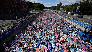 Katılımcılar, Moskova’daki Yauza Nehri’nde düzenlenen kostümlü SUP sörf festivalinde SUP tahtalarını yönlendiriyor.
