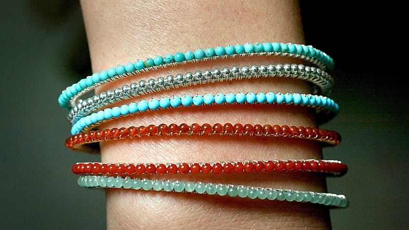 Armbänder aus Türkis, 925er Silber, Karneol, roter Koralle und grünem Aventurin, Archivbild