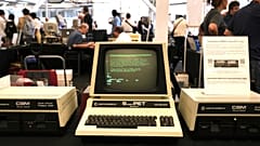 Engenheiro informático Josh Dersch mostra, de pé, um Xerox Alto dos anos 1970 restaurado, no Vintage Computer Festival, em Mountain View, Califórnia, domingo, 2 ago. 2026.