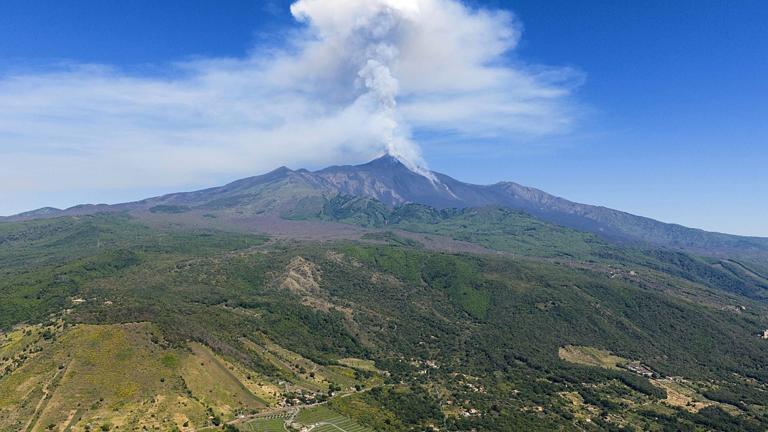 L'Etna in una fase di eruzione